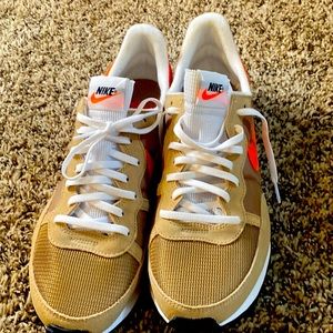 Nike men size 11 nwot brown/orange